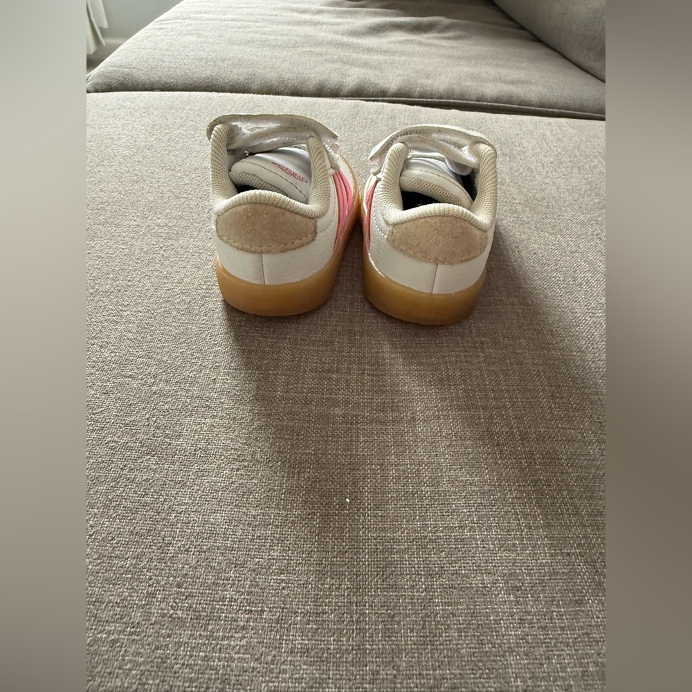 Size 5 adidas toddler girl tennis shoes - Picture 4 of 8